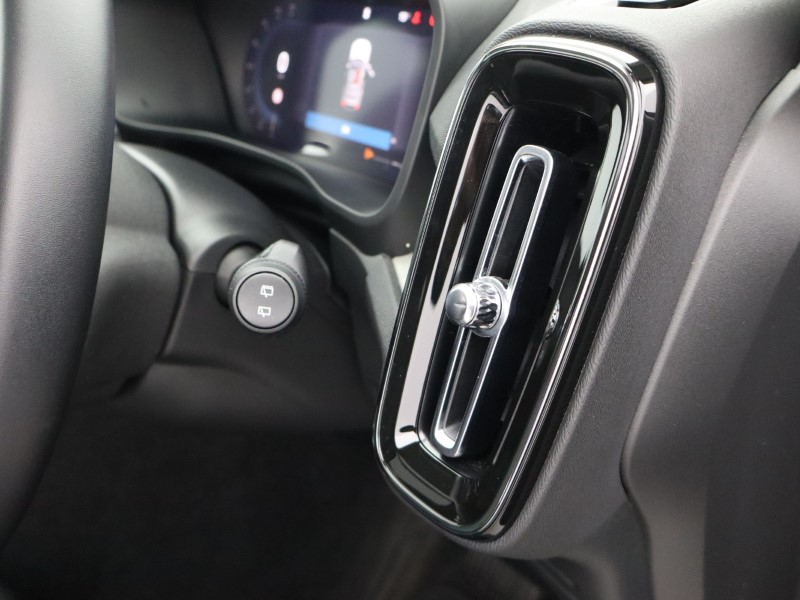 2025 (25) VOLVO XC40 2.0 B4P Ultra Dark 5dr Auto  *VAT QUALIFYING* 4882584