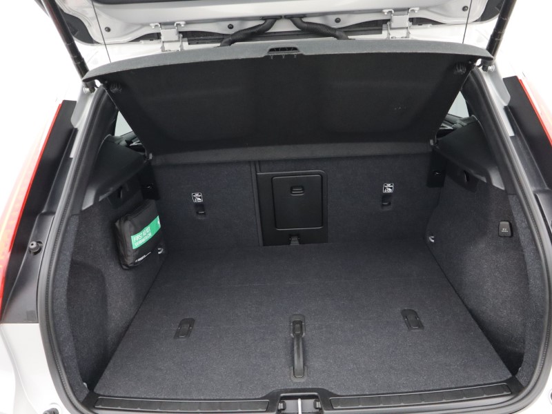 2025 (25) VOLVO XC40 2.0 B4P Ultra Dark 5dr Auto  *VAT QUALIFYING* 4882560