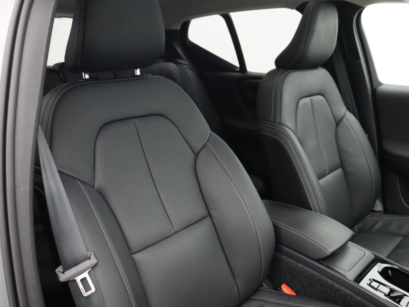 2025 (25) VOLVO XC40 2.0 B4P Ultra Dark 5dr Auto  *VAT QUALIFYING* 4878901