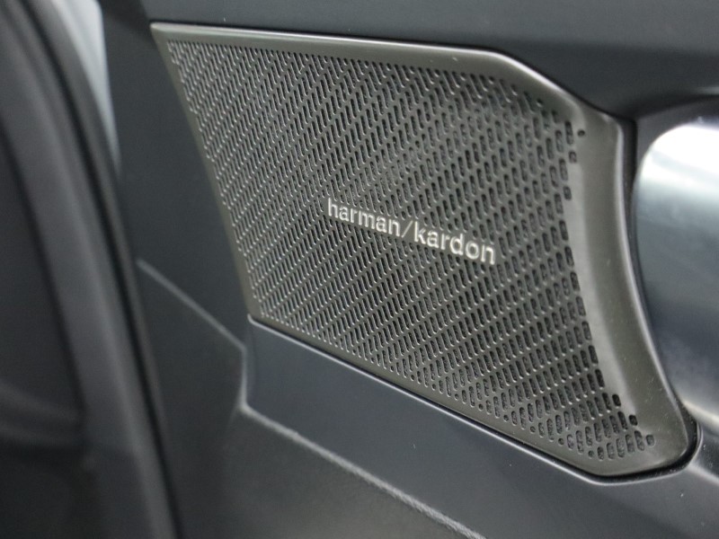 2025 (25) VOLVO XC40 2.0 B4P Ultra Dark 5dr Auto  *VAT QUALIFYING* 4878894