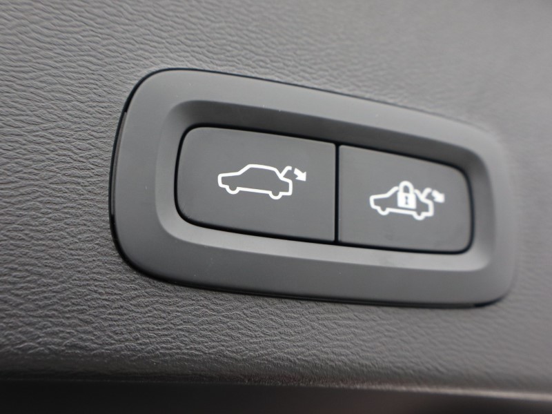 2025 (25) VOLVO XC40 2.0 B4P Ultra Dark 5dr Auto  *VAT QUALIFYING* 4878884