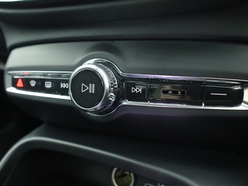 2025 (25) VOLVO XC40 2.0 B4P Ultra Dark 5dr Auto  *VAT QUALIFYING* 4878920