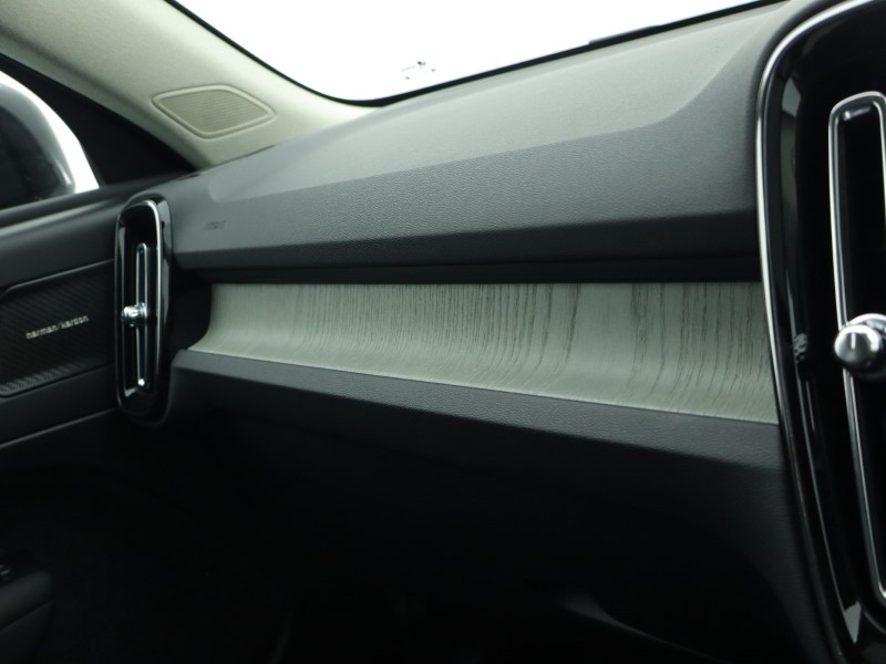 2025 (25) VOLVO XC40 2.0 B4P Ultra Dark 5dr Auto  *VAT QUALIFYING* 4878923