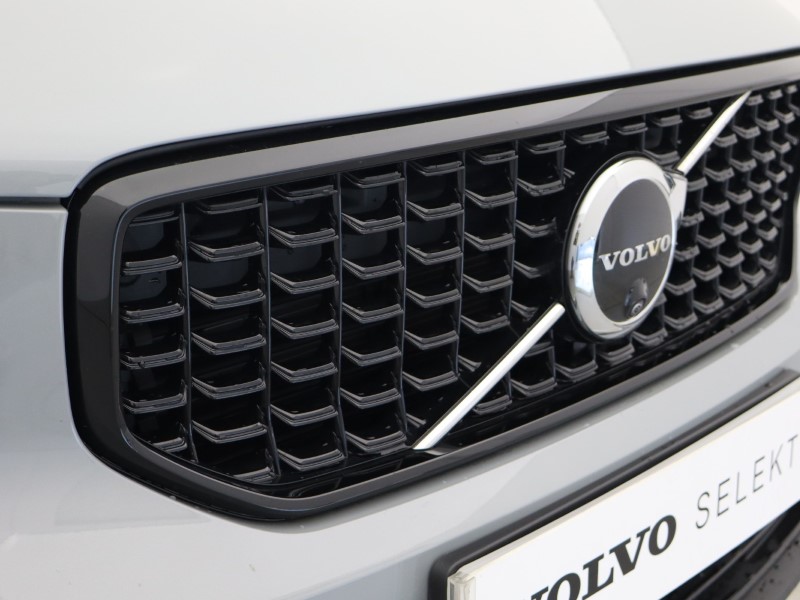 2025 (25) VOLVO XC40 2.0 B4P Ultra Dark 5dr Auto  *VAT QUALIFYING* 4878873