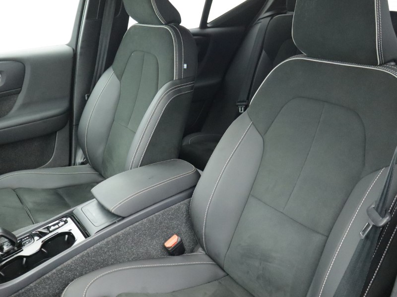 2025 (25) VOLVO XC40 2.0 B3P Plus Dark 5dr Auto  *VAT QUALIFYING* 4934551