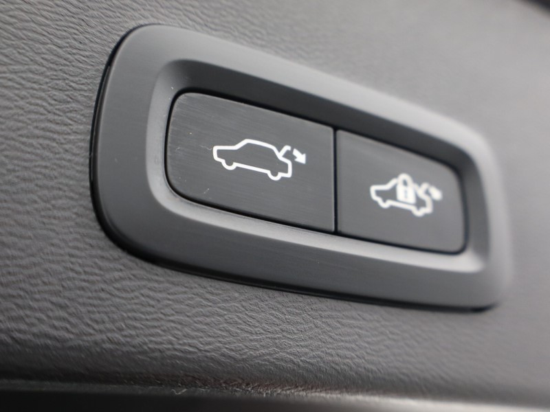 2025 (25) VOLVO XC40 2.0 B3P Plus Dark 5dr Auto  *VAT QUALIFYING* 4934537