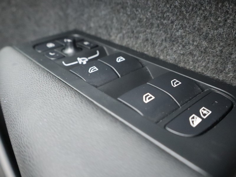 2025 (25) VOLVO XC40 2.0 B3P Plus Dark 5dr Auto  *VAT QUALIFYING* 4934543