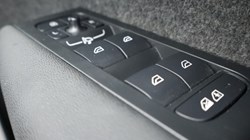 2025 (25) VOLVO XC40 2.0 B3P Plus Dark 5dr Auto *VAT QUALIFYING* 4934543