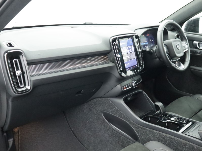 2025 (25) VOLVO XC40 2.0 B3P Plus Dark 5dr Auto  *VAT QUALIFYING* 4934552