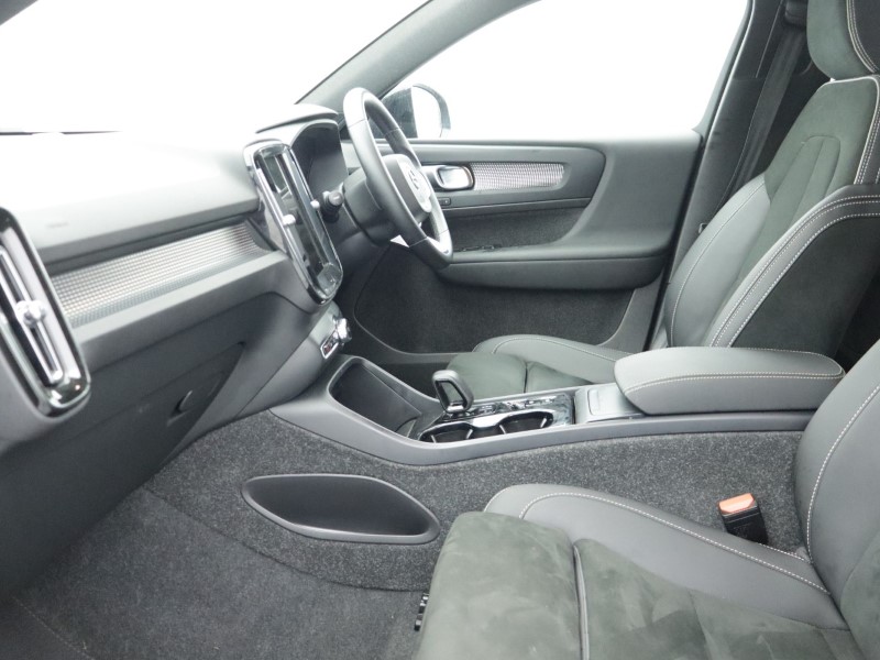 2025 (25) VOLVO XC40 2.0 B3P Plus Dark 5dr Auto  *VAT QUALIFYING* 4934540