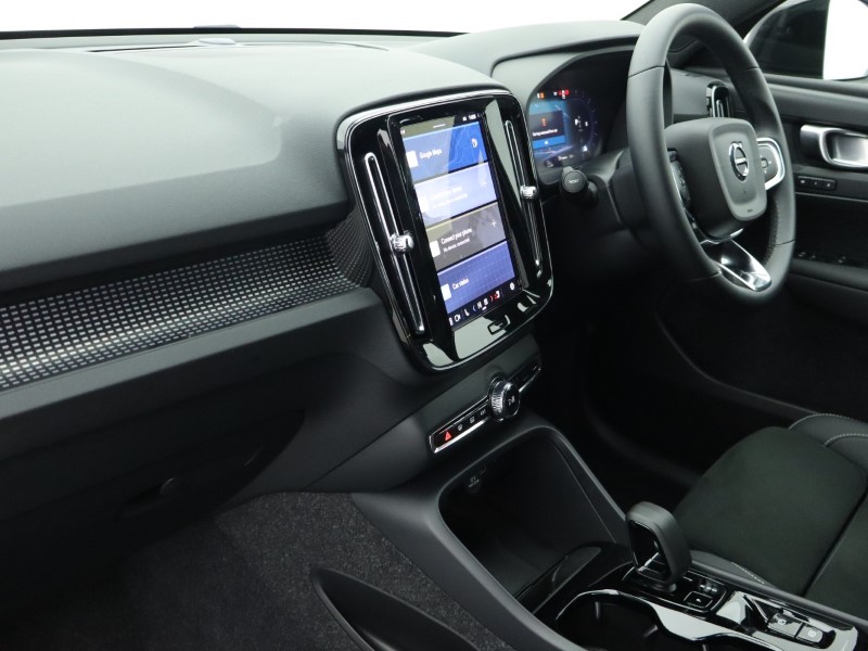 2025 (25) VOLVO XC40 2.0 B4P Plus Dark 5dr   *VAT QUALIFYING* 4879666