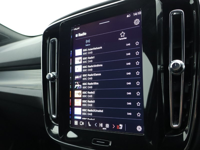 2025 (25) VOLVO XC40 2.0 B4P Plus Dark 5dr   *VAT QUALIFYING* 4879680