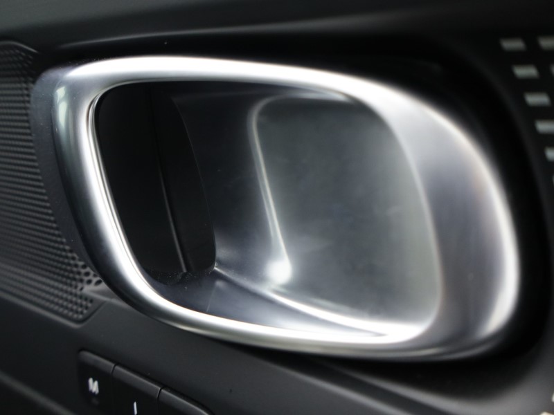 2025 (25) VOLVO XC40 2.0 B4P Plus Dark 5dr   *VAT QUALIFYING* 4879657