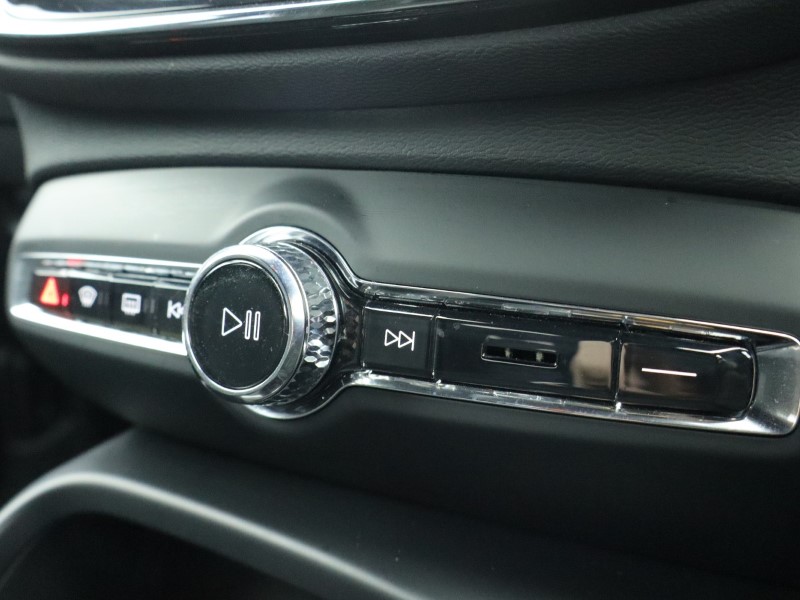 2025 (25) VOLVO XC40 2.0 B4P Plus Dark 5dr   *VAT QUALIFYING* 4879682