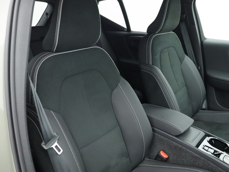 2025 (25) VOLVO XC40 2.0 B4P Plus Dark 5dr   *VAT QUALIFYING* 4879662