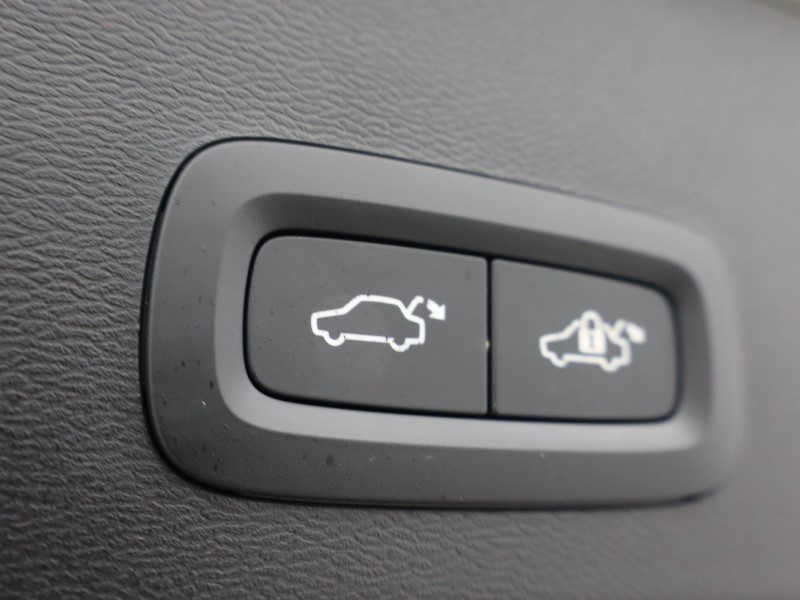 2025 (25) VOLVO XC40 2.0 B4P Plus Dark 5dr   *VAT QUALIFYING* 4879647