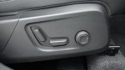 2025 (25) VOLVO XC40 2.0 B4P Plus Dark 5dr *VAT QUALIFYING* 4879660