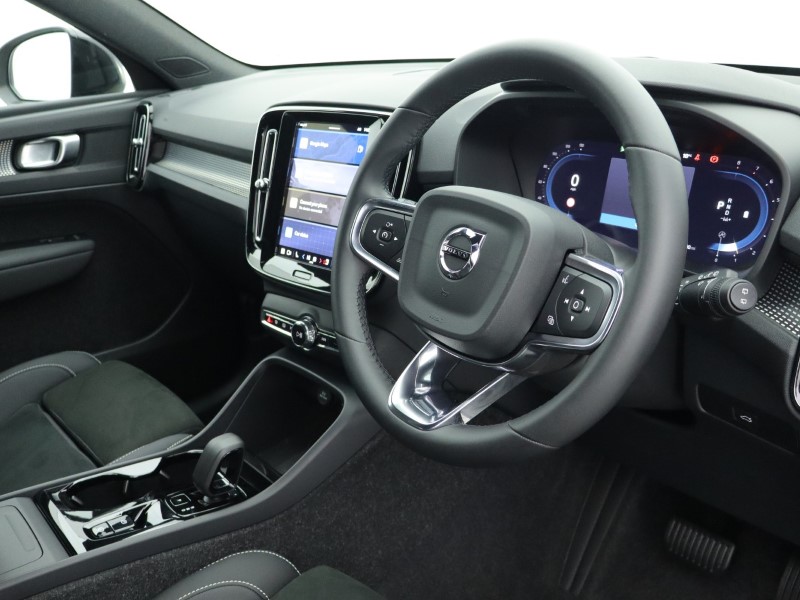 2025 (25) VOLVO XC40 2.0 B4P Plus Dark 5dr   *VAT QUALIFYING* 4879663