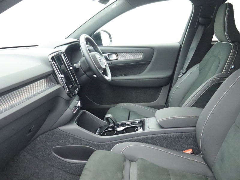 2025 (25) VOLVO XC40 2.0 B3P Plus Dark 5dr Auto 4898821