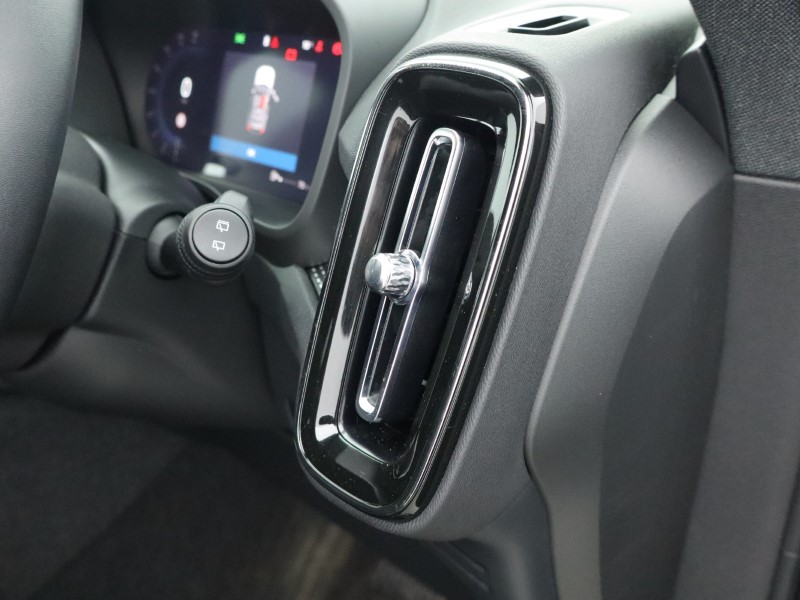 2025 (25) VOLVO XC40 2.0 B3P Plus Dark 5dr Auto 4898829