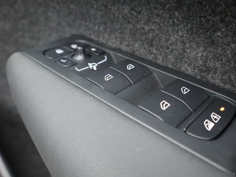 2025 (25) VOLVO XC40 2.0 B3P Plus Dark 5dr Auto 4898826