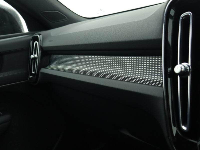 2025 (25) VOLVO XC40 2.0 B3P Plus Dark 5dr Auto 4898851