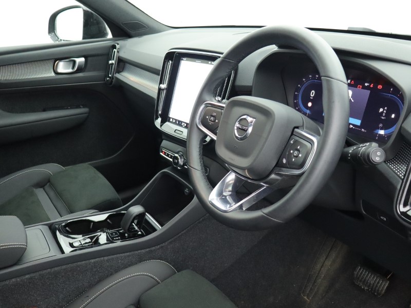 2025 (25) VOLVO XC40 2.0 B3P Plus Dark 5dr Auto 4898830