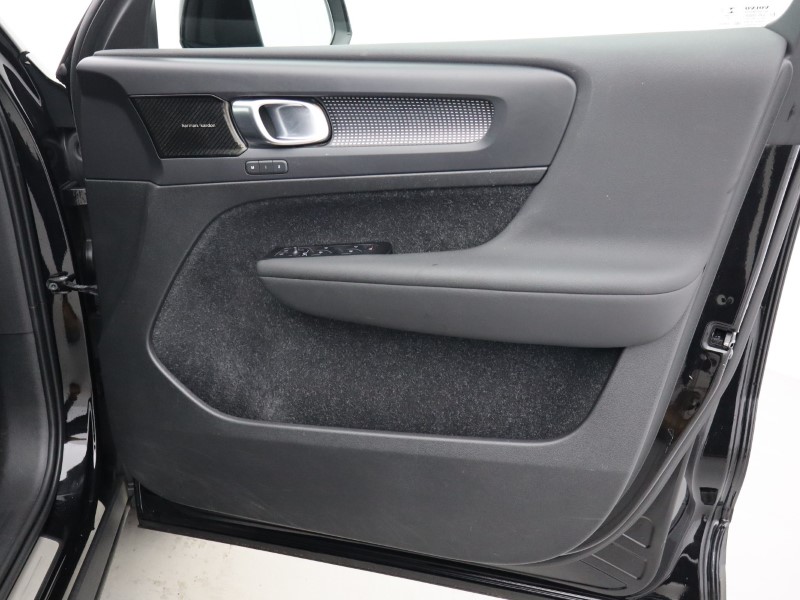 2020 (70) VOLVO XC40 2.0 B4P R DESIGN Pro 5dr Auto 4884925