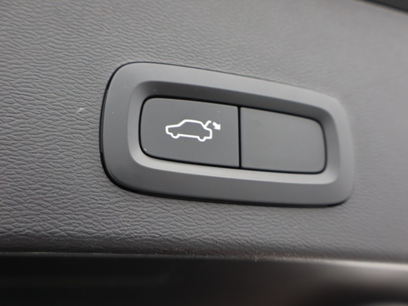 2020 (70) VOLVO XC40 2.0 B4P R DESIGN Pro 5dr Auto 4884919