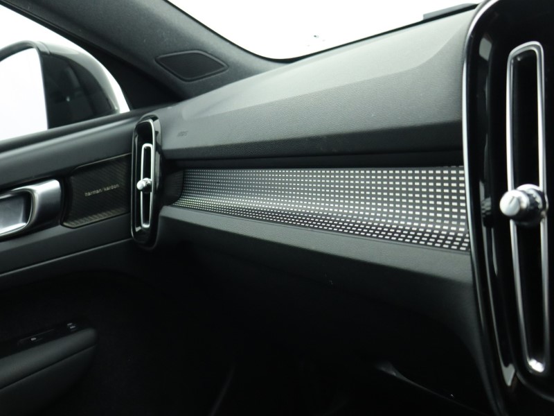 2020 (70) VOLVO XC40 2.0 B4P R DESIGN Pro 5dr Auto 4884954