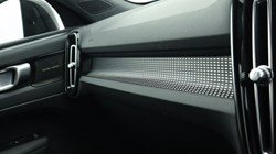 2020 (70) VOLVO XC40 2.0 B4P R DESIGN Pro 5dr Auto 4884954