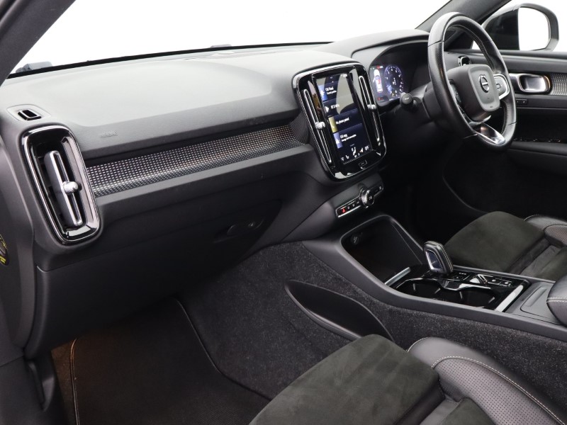 2020 (70) VOLVO XC40 2.0 B4P R DESIGN Pro 5dr Auto 4884936