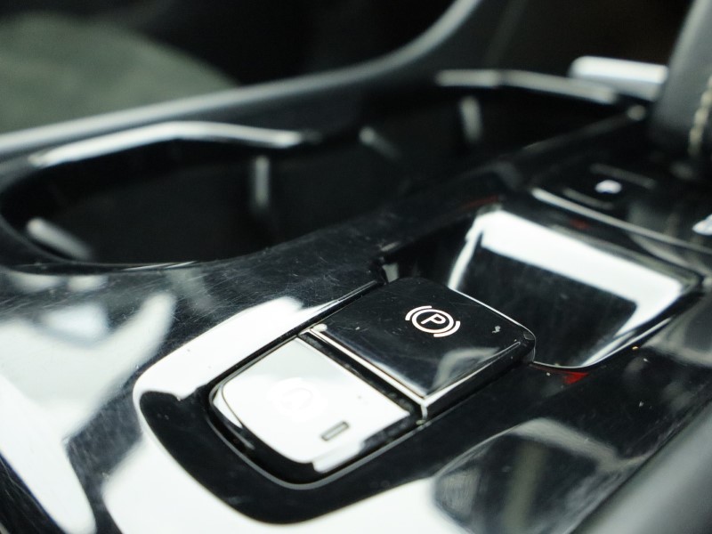 2020 (70) VOLVO XC40 2.0 B4P R DESIGN Pro 5dr Auto 4884953