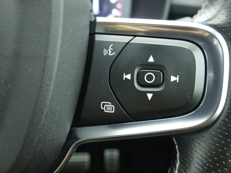 2020 (70) VOLVO XC40 2.0 B4P R DESIGN Pro 5dr Auto 4884944