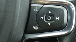 2020 (70) VOLVO XC40 2.0 B4P R DESIGN Pro 5dr Auto 4884944