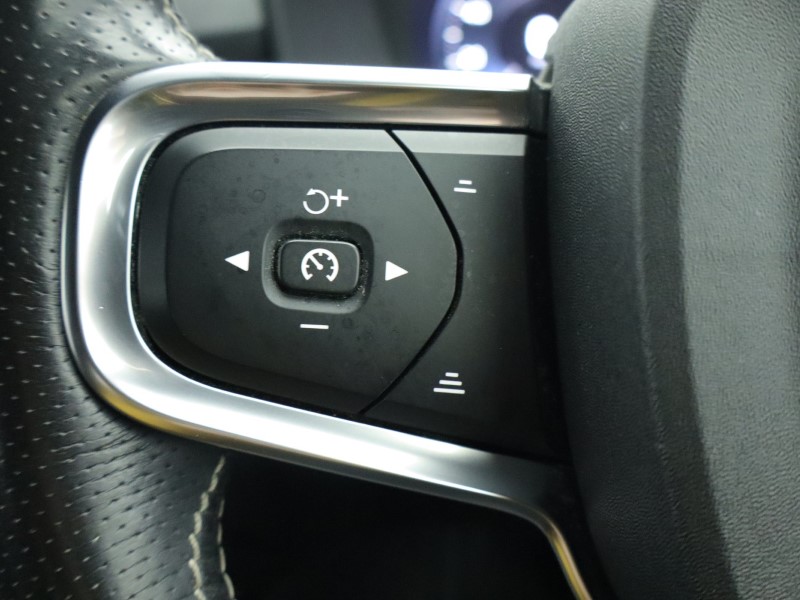 2020 (70) VOLVO XC40 2.0 B4P R DESIGN Pro 5dr Auto 4884943