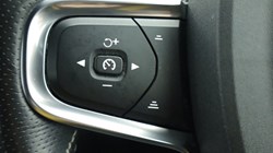 2020 (70) VOLVO XC40 2.0 B4P R DESIGN Pro 5dr Auto 4884943