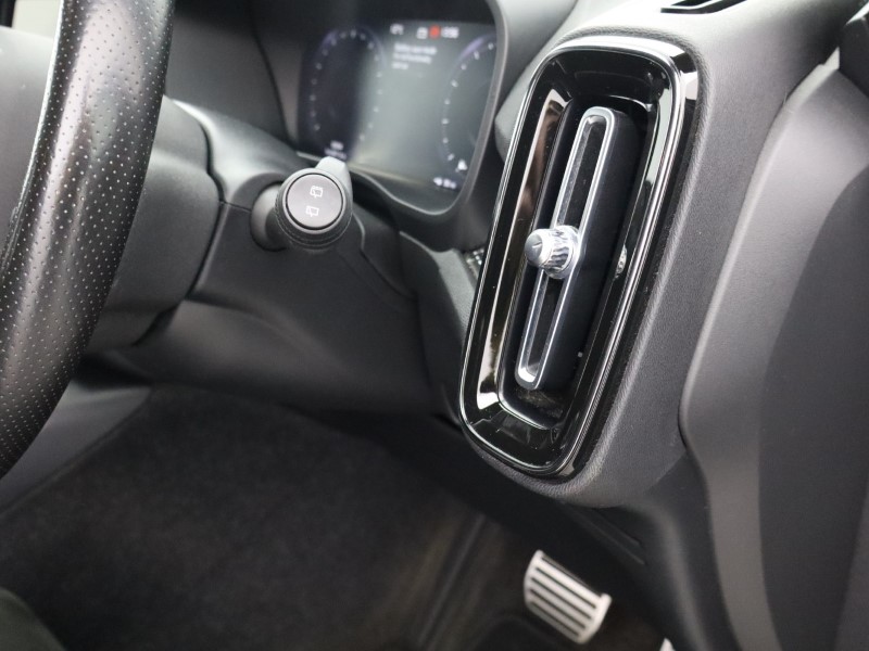 2020 (70) VOLVO XC40 2.0 B4P R DESIGN Pro 5dr Auto 4884930