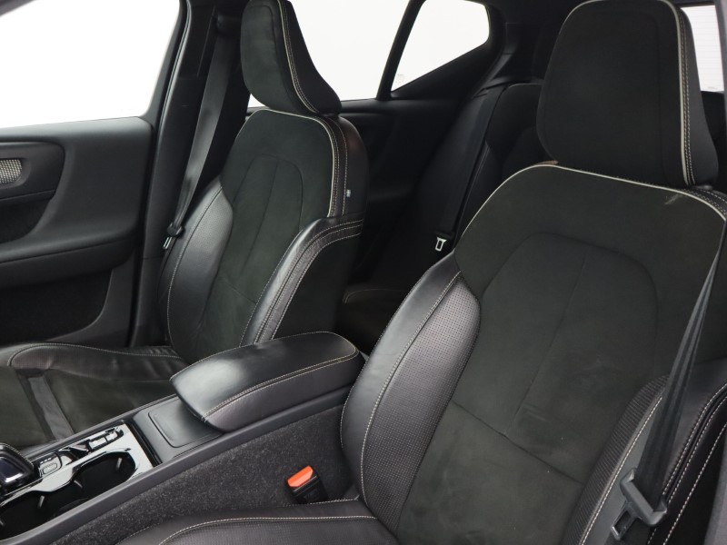 2020 (70) VOLVO XC40 2.0 B4P R DESIGN Pro 5dr Auto 4884935