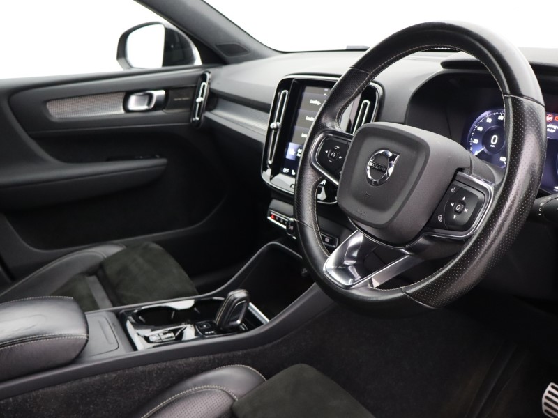 2020 (70) VOLVO XC40 2.0 B4P R DESIGN Pro 5dr Auto 4884934