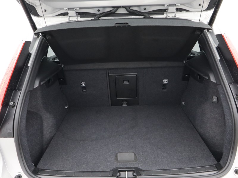 2025 (25) VOLVO XC40 2.0 B3P Core 5dr Auto *VAT QUALIFYING* 4896895