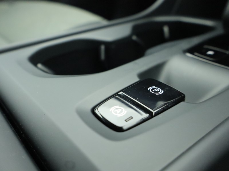 2025 (25) VOLVO XC40 2.0 B3P Core 5dr Auto *VAT QUALIFYING* 4896931