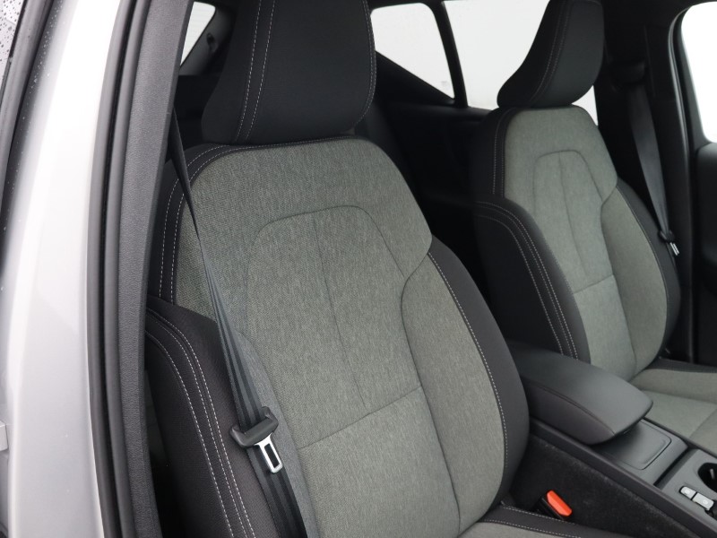 2025 (25) VOLVO XC40 2.0 B3P Core 5dr Auto *VAT QUALIFYING* 4896911