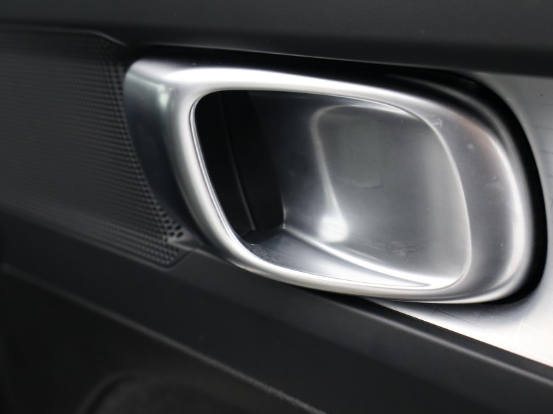 2025 (25) VOLVO XC40 2.0 B3P Core 5dr Auto *VAT QUALIFYING* 4896907