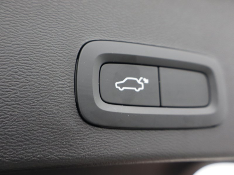 2025 (25) VOLVO XC40 2.0 B3P Core 5dr Auto *VAT QUALIFYING* 4896896