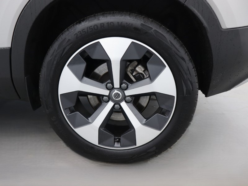 2025 (25) VOLVO XC40 2.0 B3P Core 5dr Auto *VAT QUALIFYING* 4965094