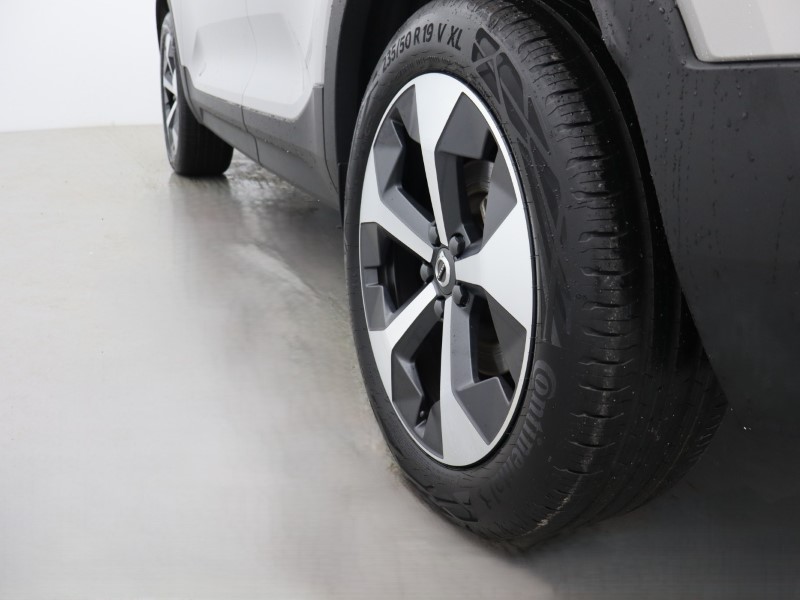 2025 (25) VOLVO XC40 2.0 B3P Core 5dr Auto *VAT QUALIFYING* 4965208