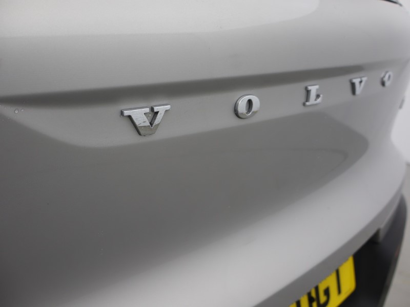 2025 (25) VOLVO XC40 2.0 B3P Core 5dr Auto *VAT QUALIFYING* 4896893