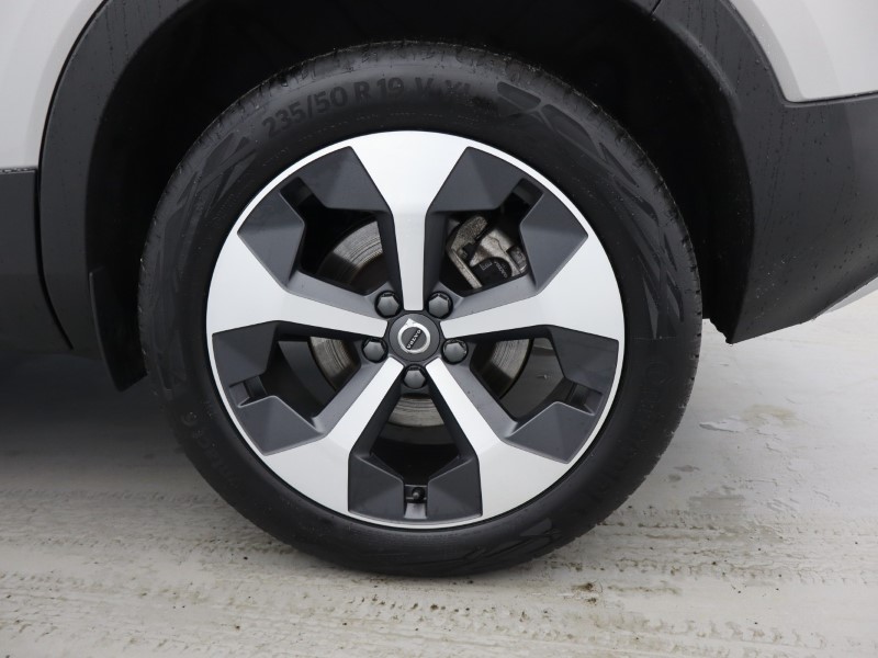 2025 (25) VOLVO XC40 2.0 B3P Core 5dr Auto *VAT QUALIFYING* 4896900