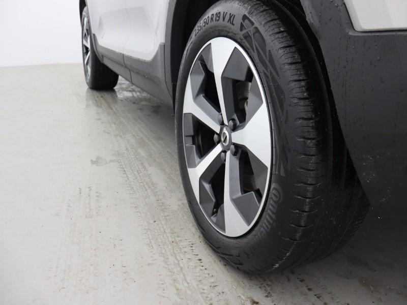 2025 (25) VOLVO XC40 2.0 B3P Core 5dr Auto *VAT QUALIFYING* 4896901